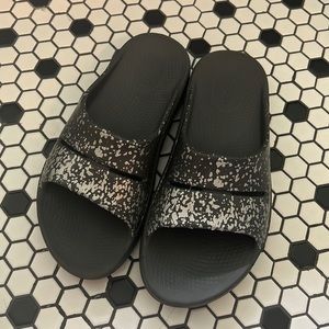 Oofos recovery sandals